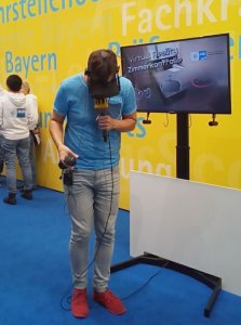 Virtual Reality Zimmerkontrolle Cykyria und IHK Nürnberg Berufsbildungsmesse Hitradio N1 Moderator Michel live im Test