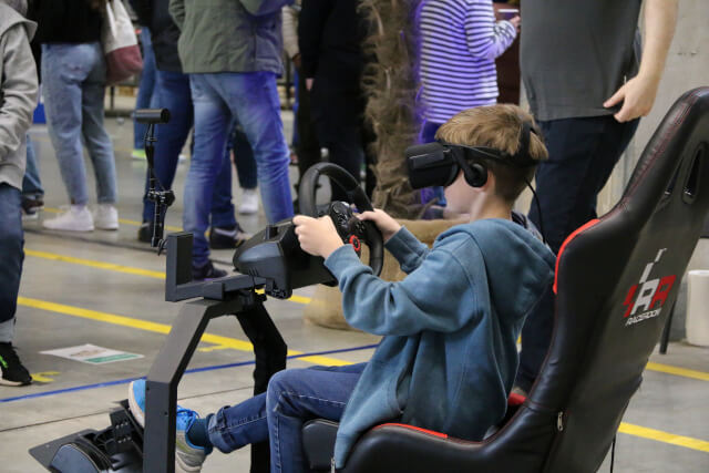 Virtual Reality mieten VR Racing von Cykyria auf Firmensommerfest für groß und klein